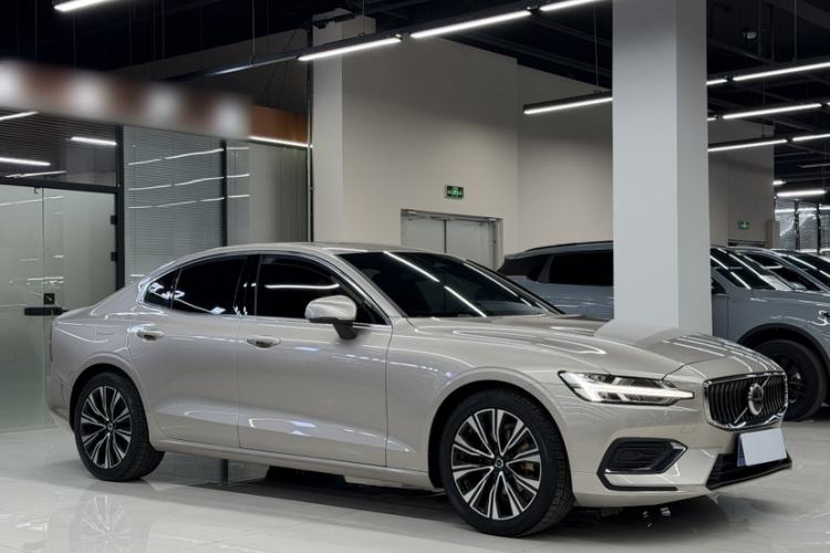 Used Volvo S60 2023 B4 Zhiyuan Luxury Edition
