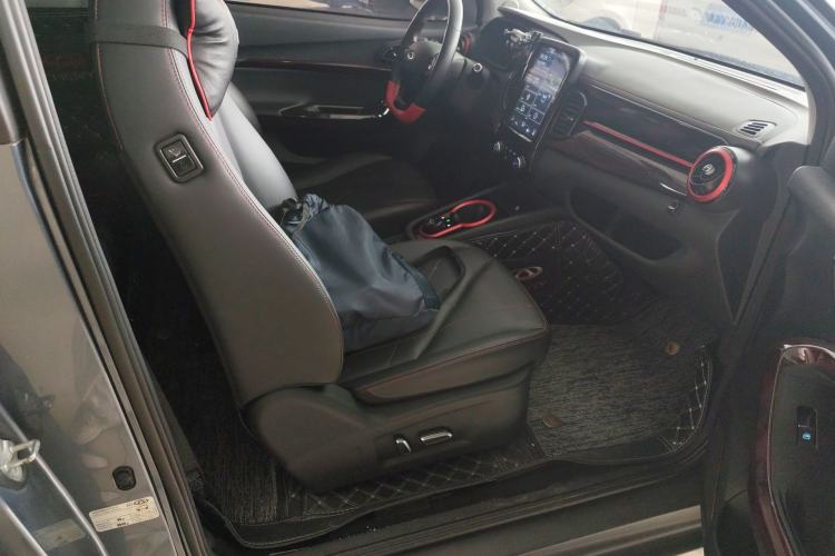 Used Chery QQ Little Ant 2022 Restyled Version Sweet Pink Edition Half-Sugar Version 30.6 kWh 30 kW 301 km Right Front Seat