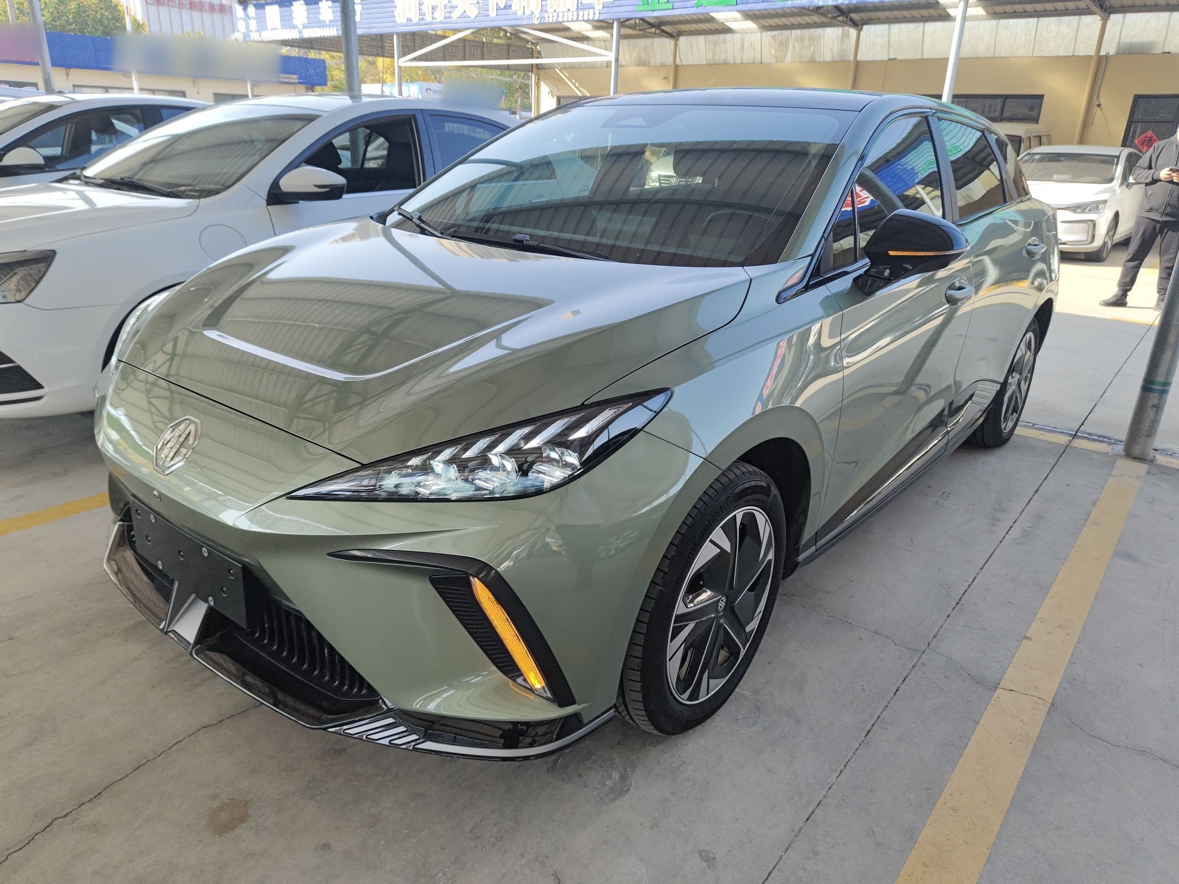 Под передней частью автомобиля