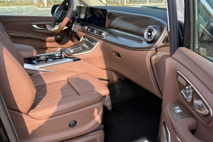 Used Mercedes-Benz V-Class 2024 V 300 Pilot Edition
