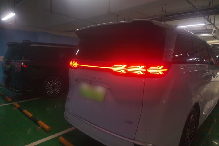 Used Denza D9 2022 DM-i 1040 Prestige Model
