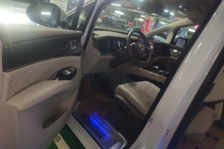 Used Denza D9 2022 DM-i 1040 Prestige Model
