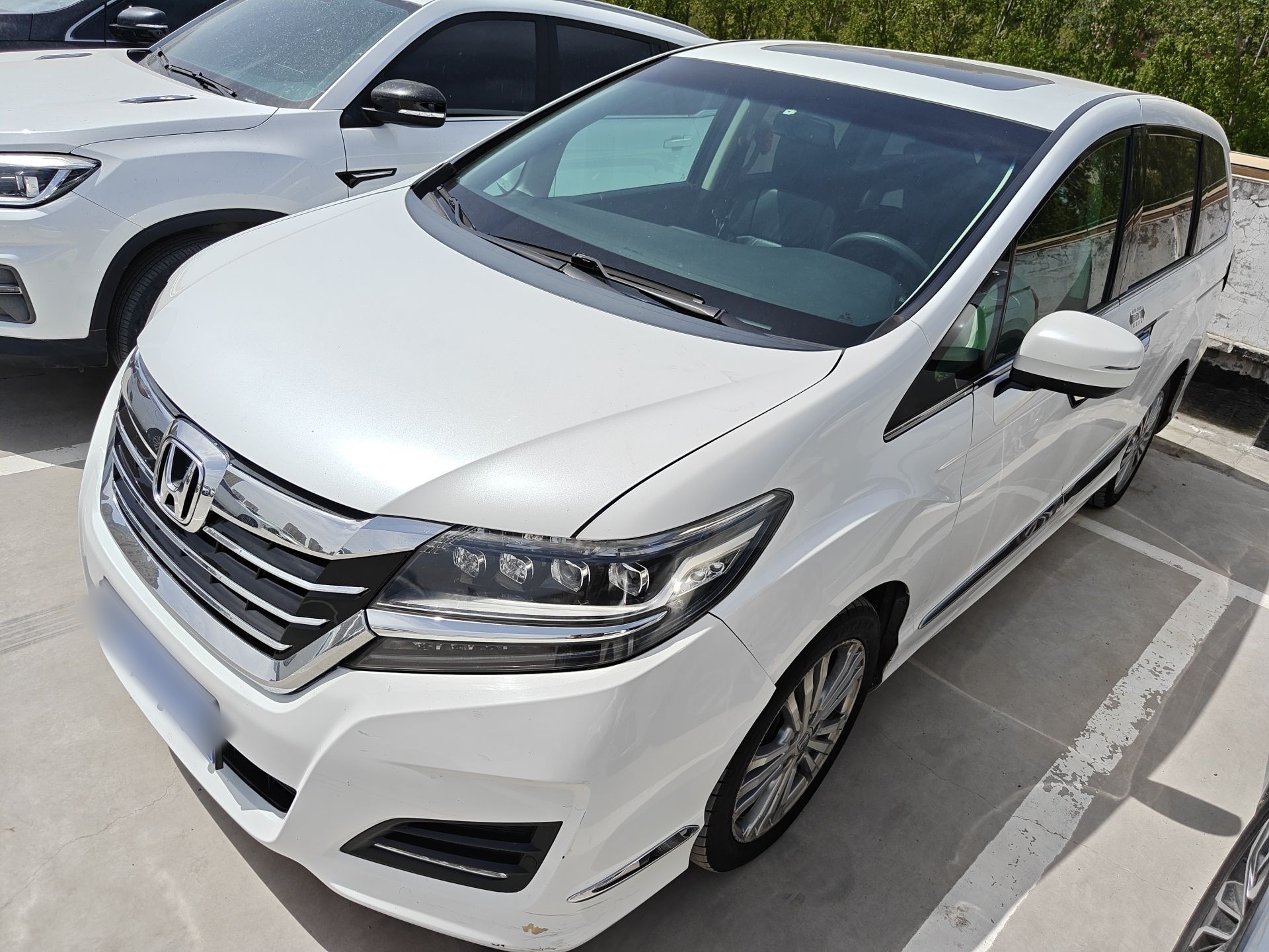 Под передней частью автомобиля