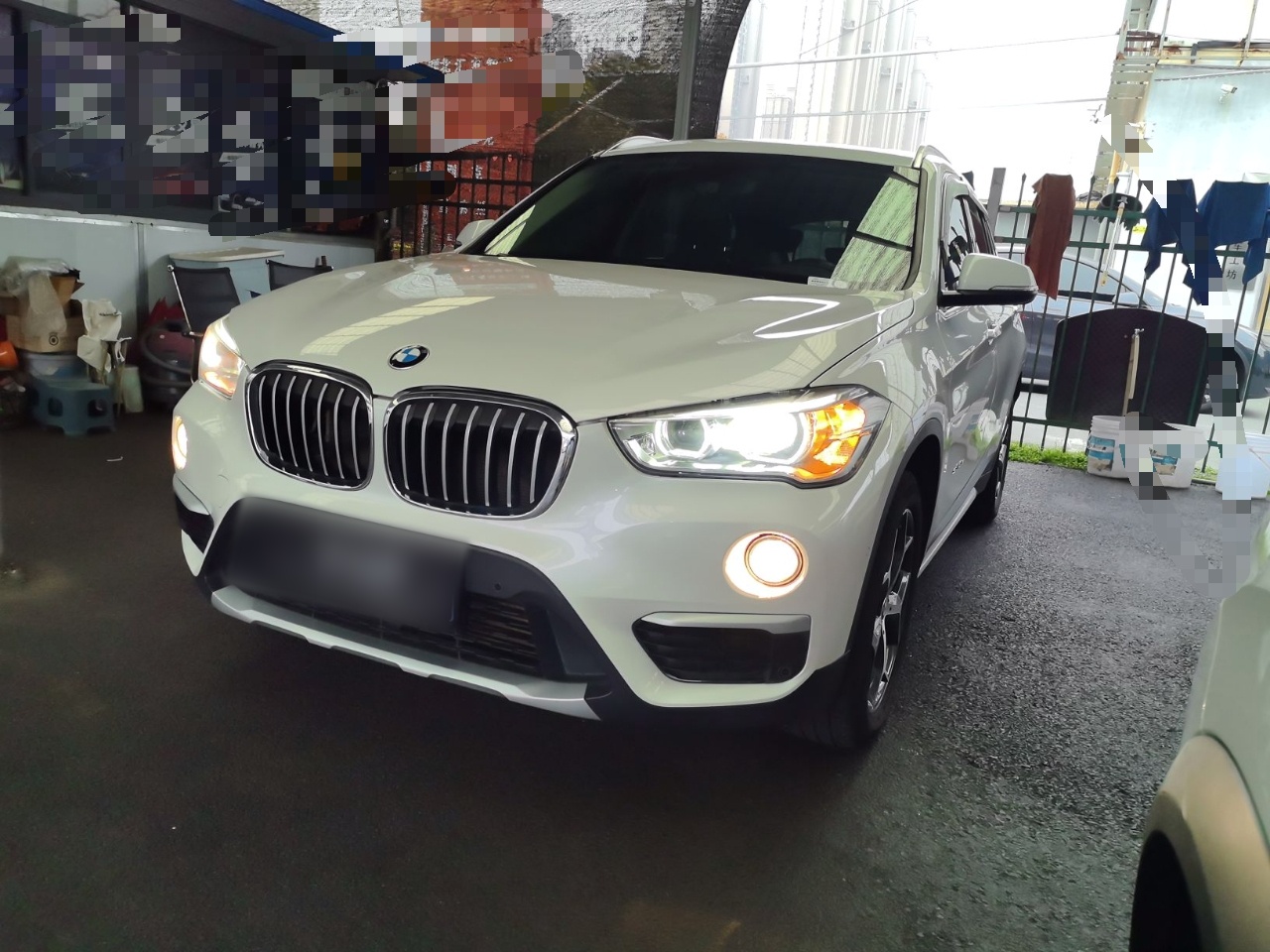 تحت مقدمة السيارة