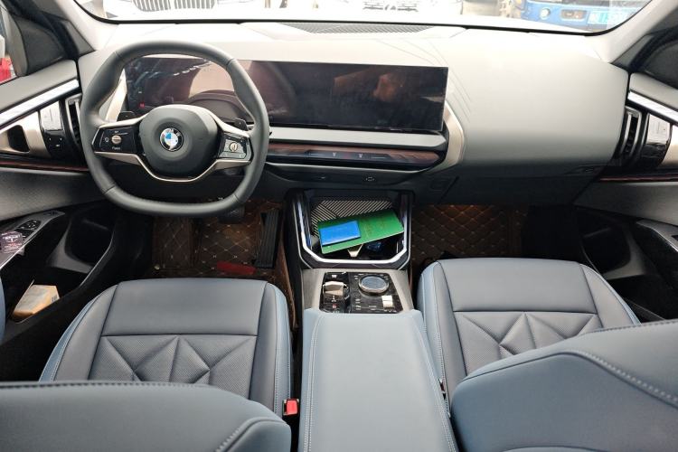 Used BMW X3 2025 xDrive25L Luxury Package Center Console