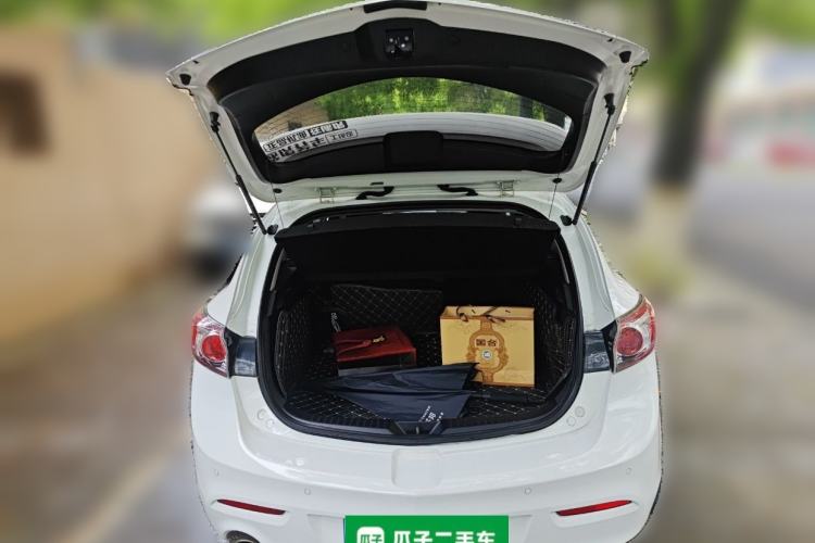 Used Mazda 3 2015 Hatchback 1.6L Automatic Elite Model Trunk