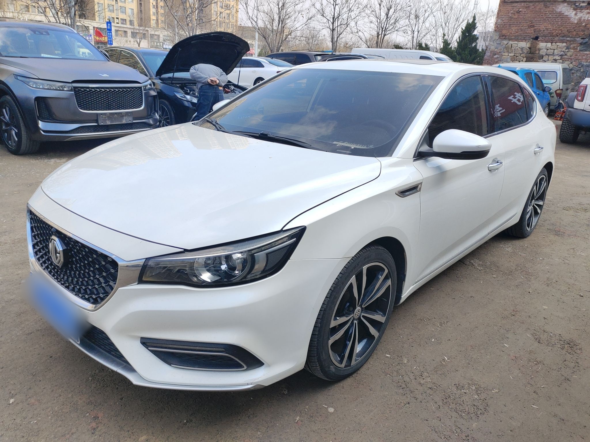 Под передней частью автомобиля