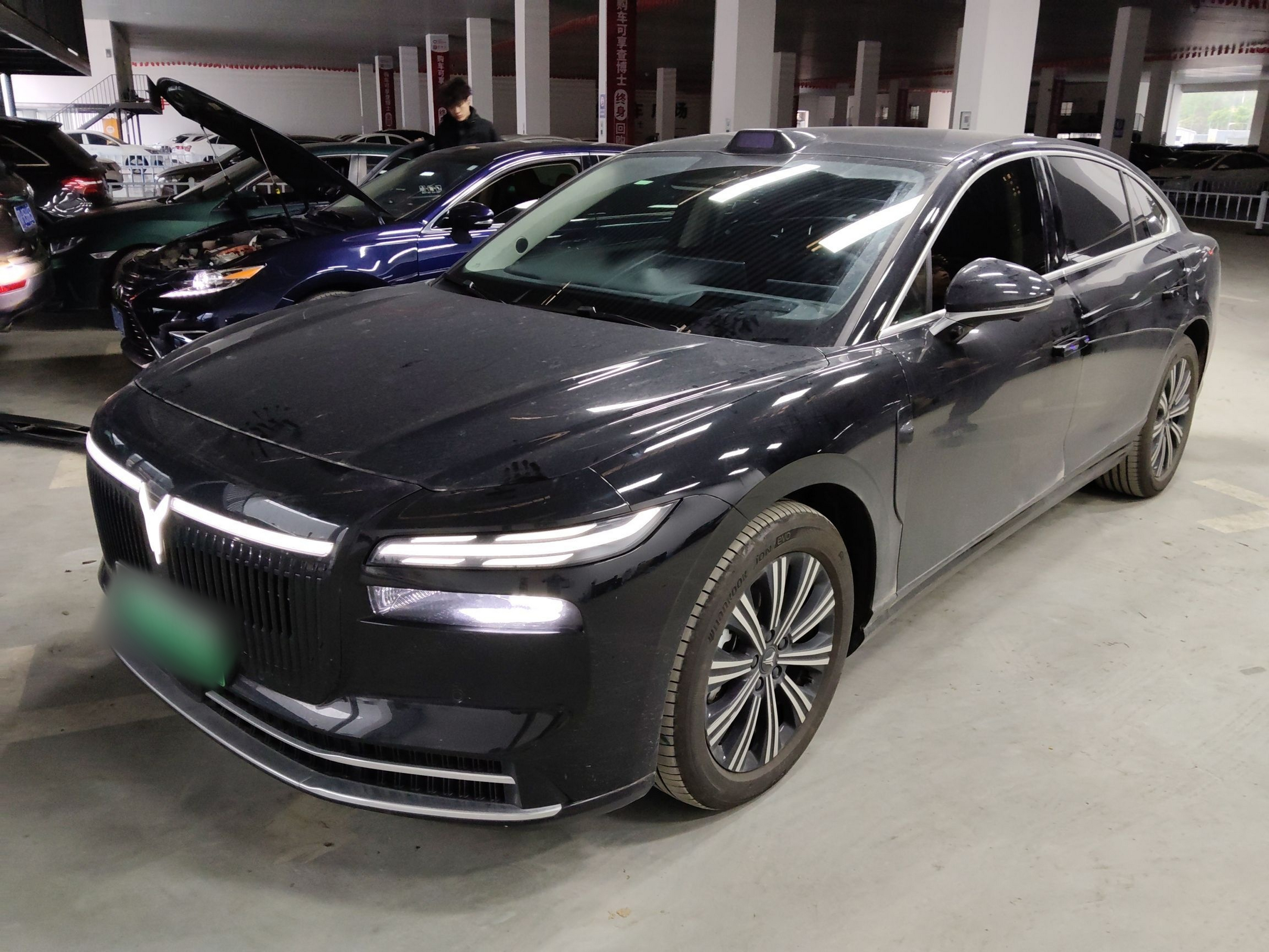 تحت مقدمة السيارة