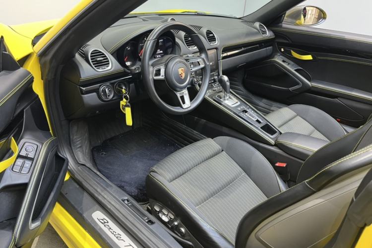 Used Porsche 718 2019 Boxster T 2.0T Interior 9