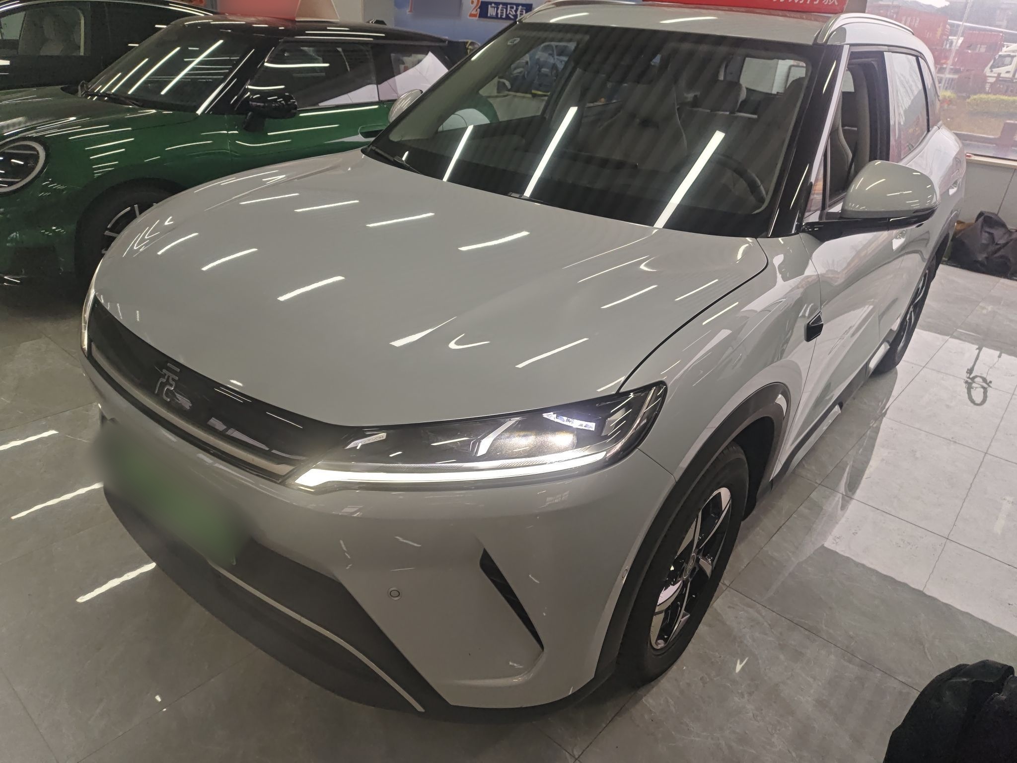 Под передней частью автомобиля