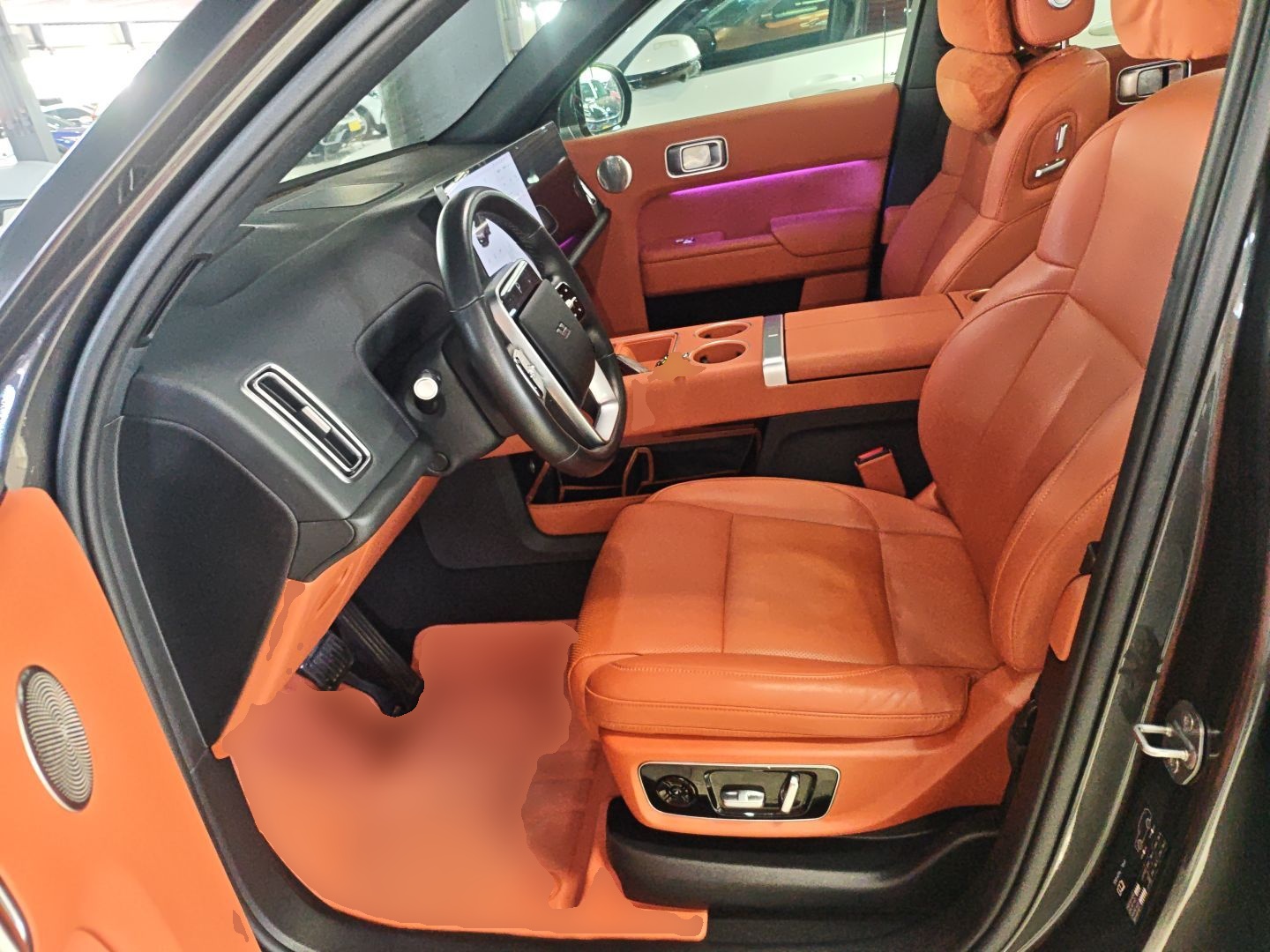 المقاعد الأمامية داخل السيارة