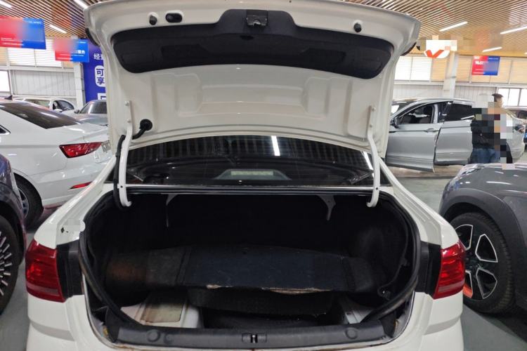 Used Volkswagen Lavida 2015 1.6L Automatic Comfort Edition Trunk