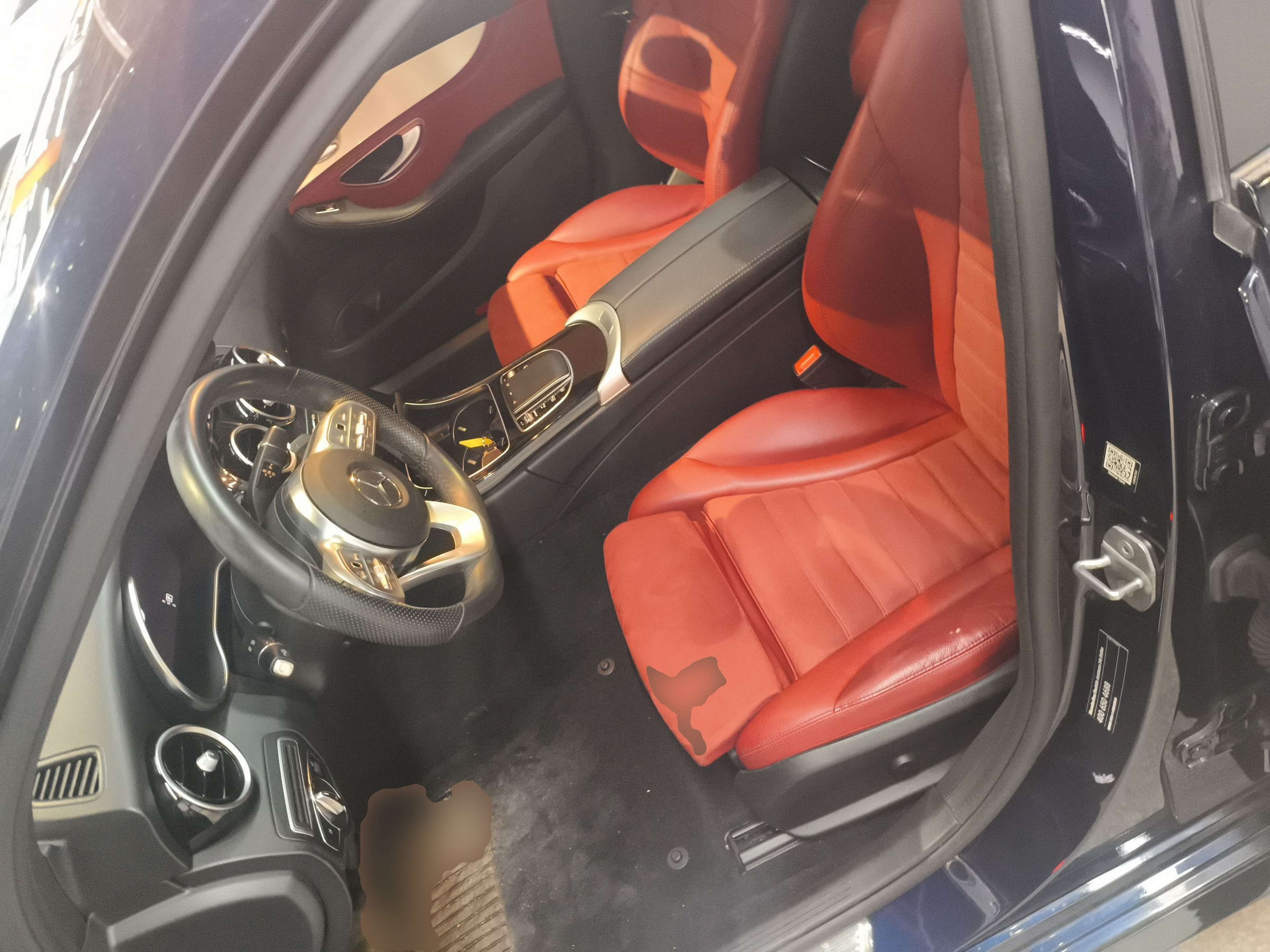 المقاعد الأمامية داخل السيارة