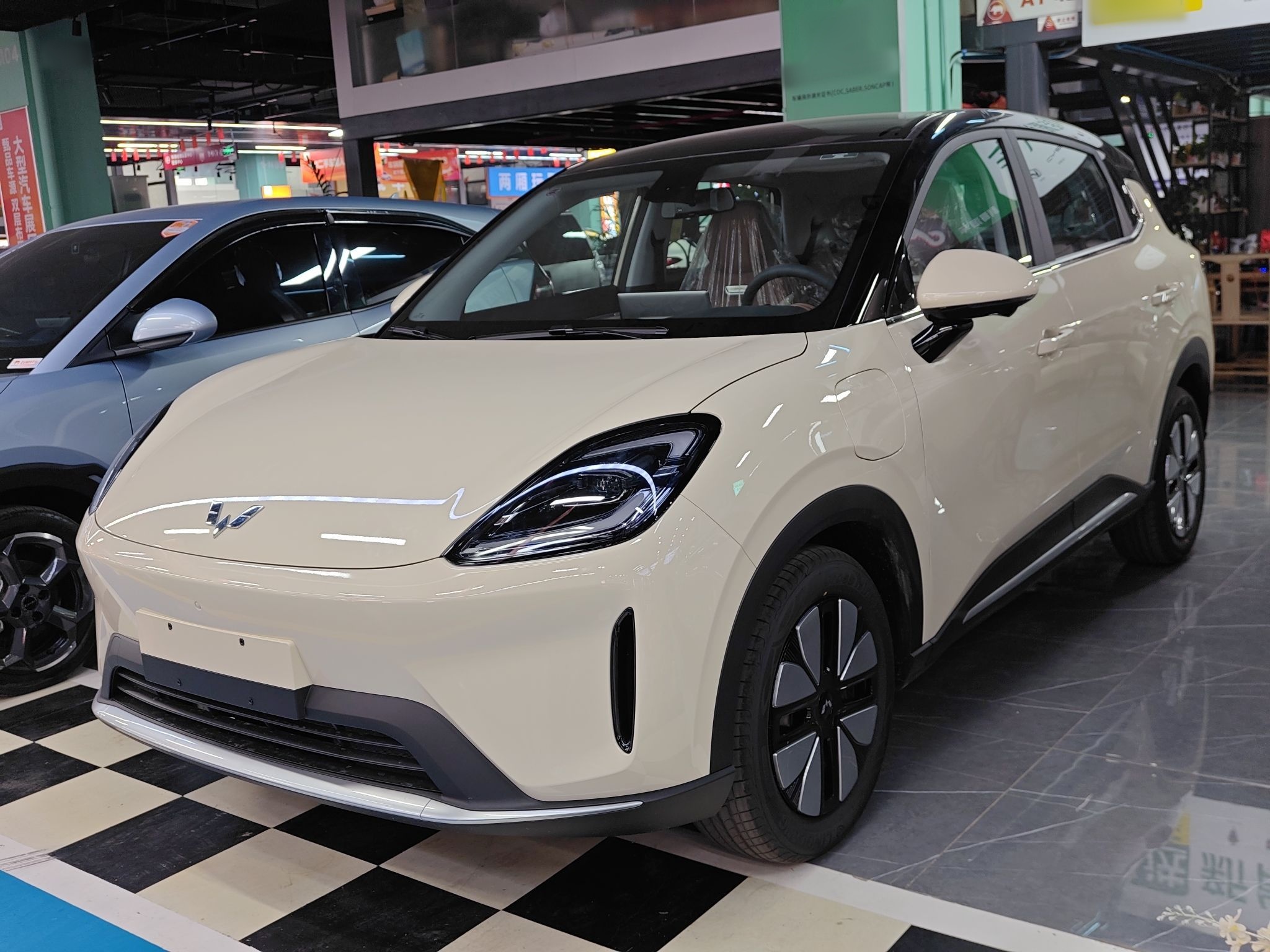 تحت مقدمة السيارة