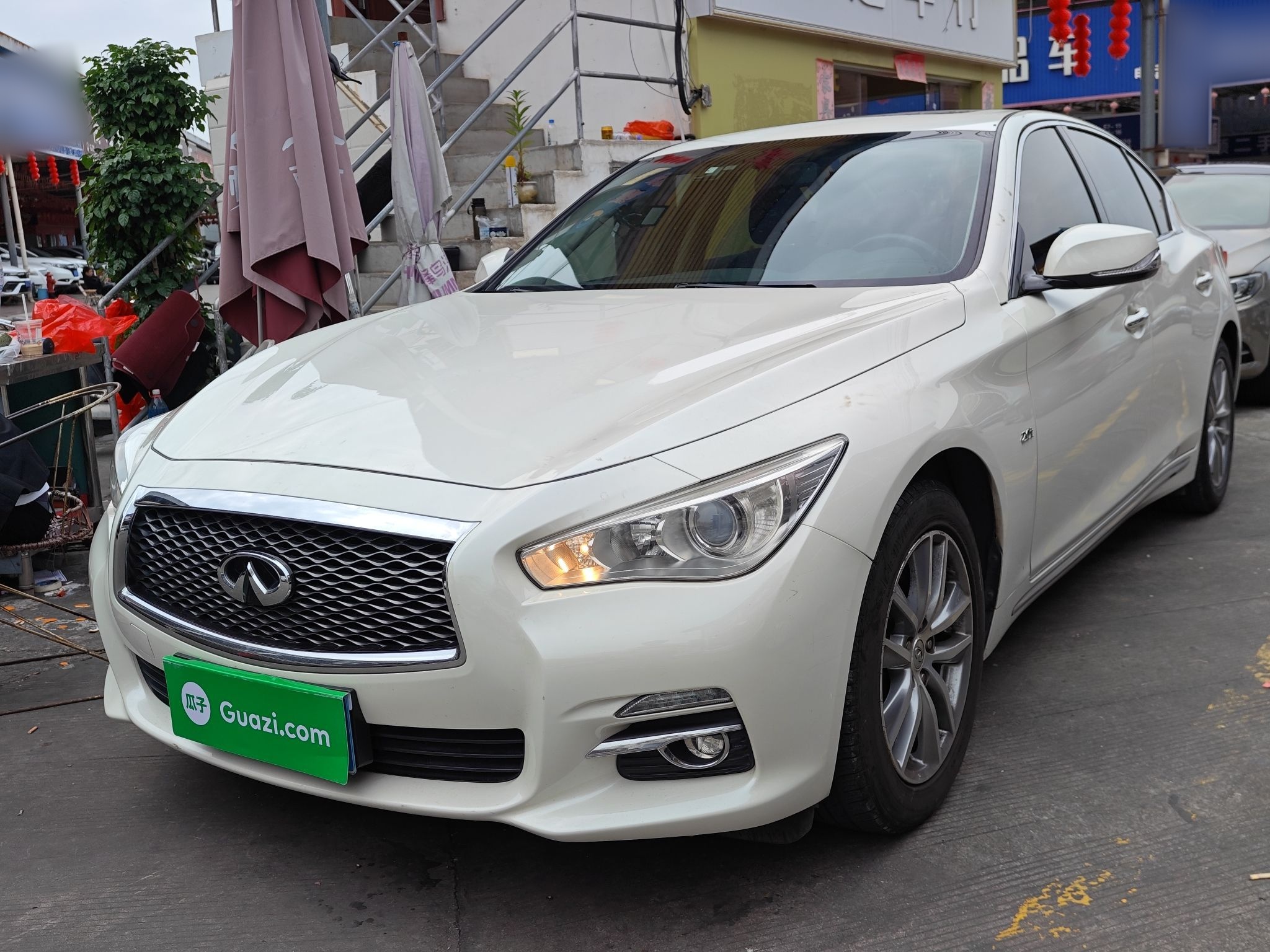 تحت مقدمة السيارة