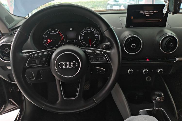 Used Audi A3 2017 Limousine 35 TFSI Ambition Edition Center Console