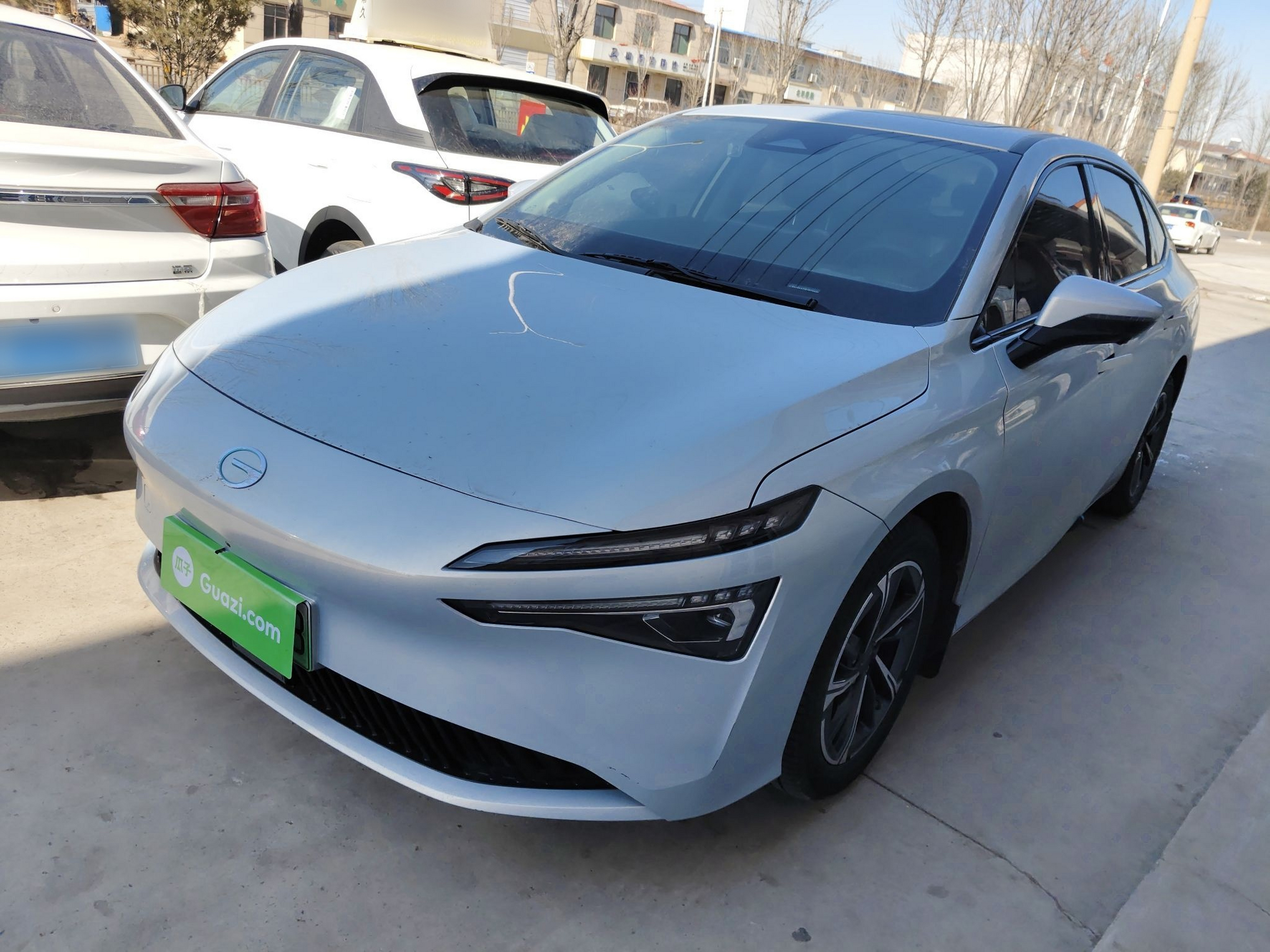 Под передней частью автомобиля