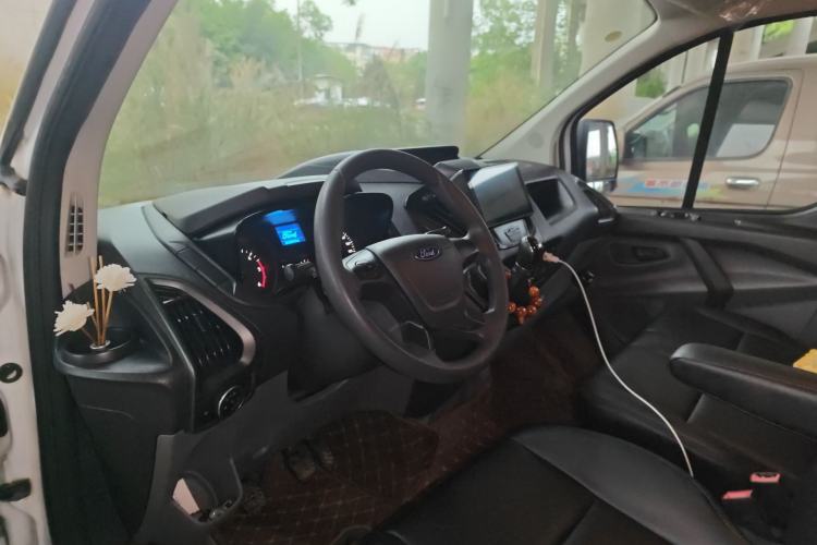 Used Ford Transit 2017 2.0T Diesel Van Mid-Chassis Mid-Roof China IV Standard