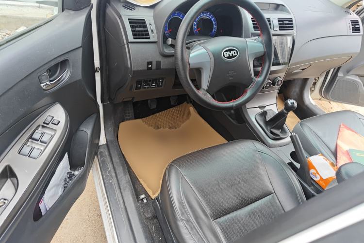 Used BYD L3 2015 Energy-Efficient Model 1.5L Manual Comfort Edition Center Console