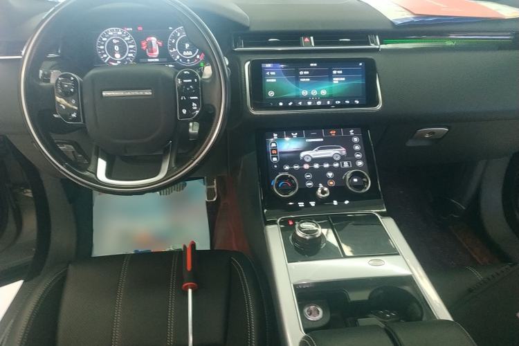 Used Land Rover Range Velar 2019 380 PS R-DYNAMIC SE Center Console
