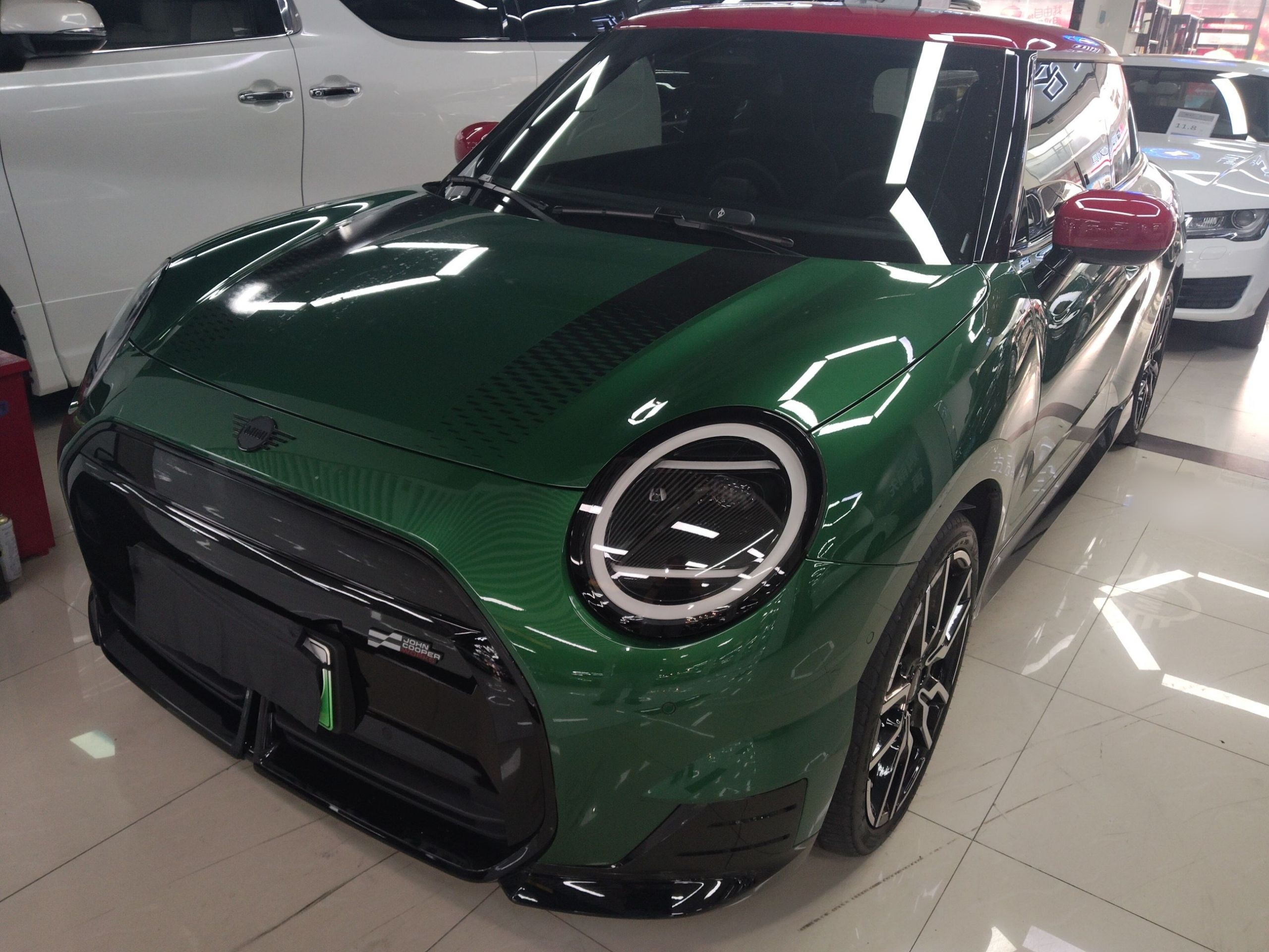 تحت مقدمة السيارة