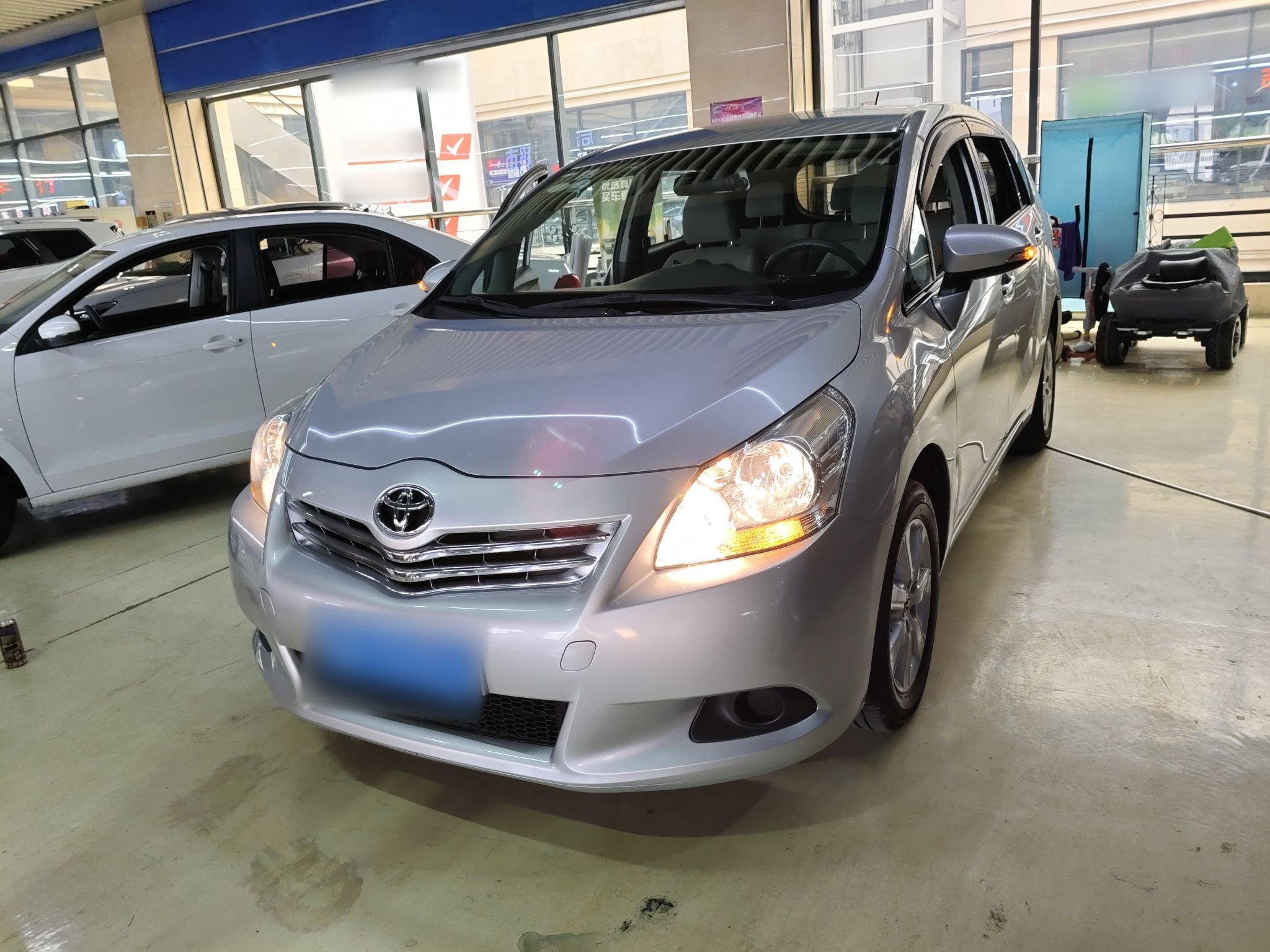 تحت مقدمة السيارة