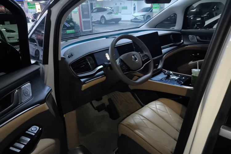 Used Denza D9 2022 EV 600 Four-Wheel Drive Prestige Model
