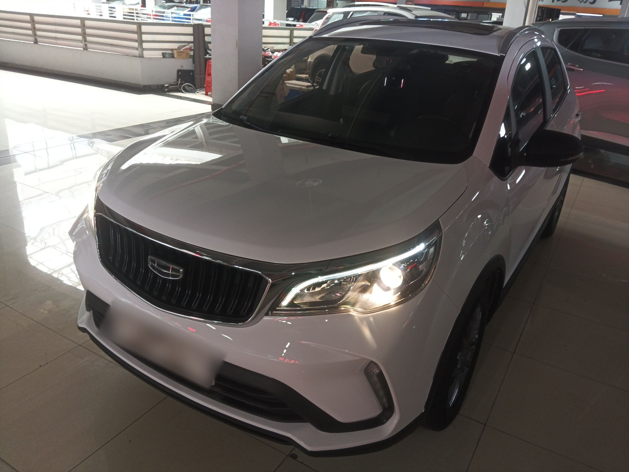 تحت مقدمة السيارة