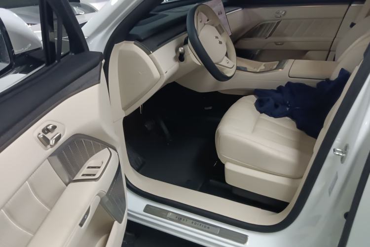 Used ONVO Luxeed L90 2025 Model—Ultra Six-Seater Version
