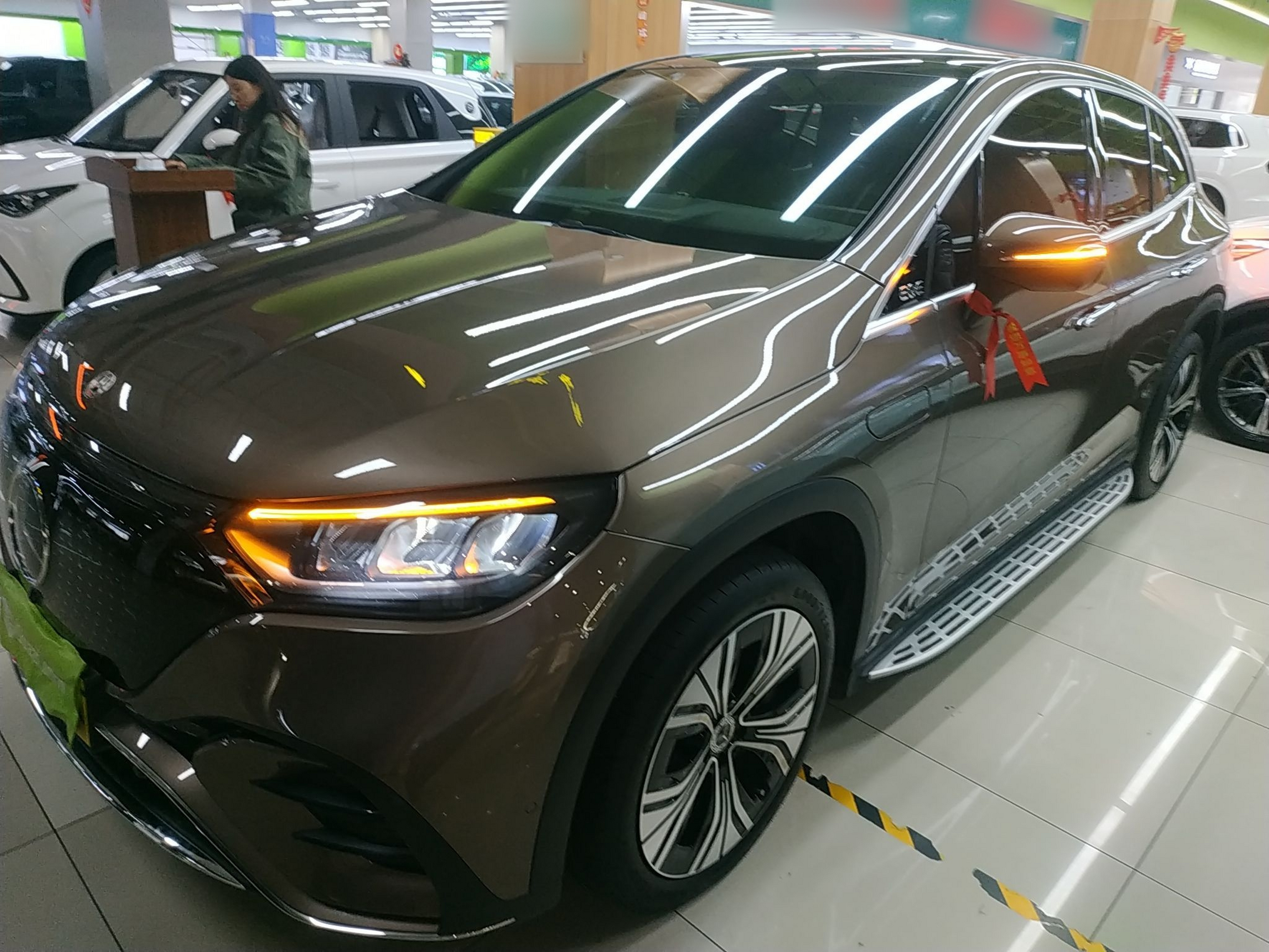 Под передней частью автомобиля