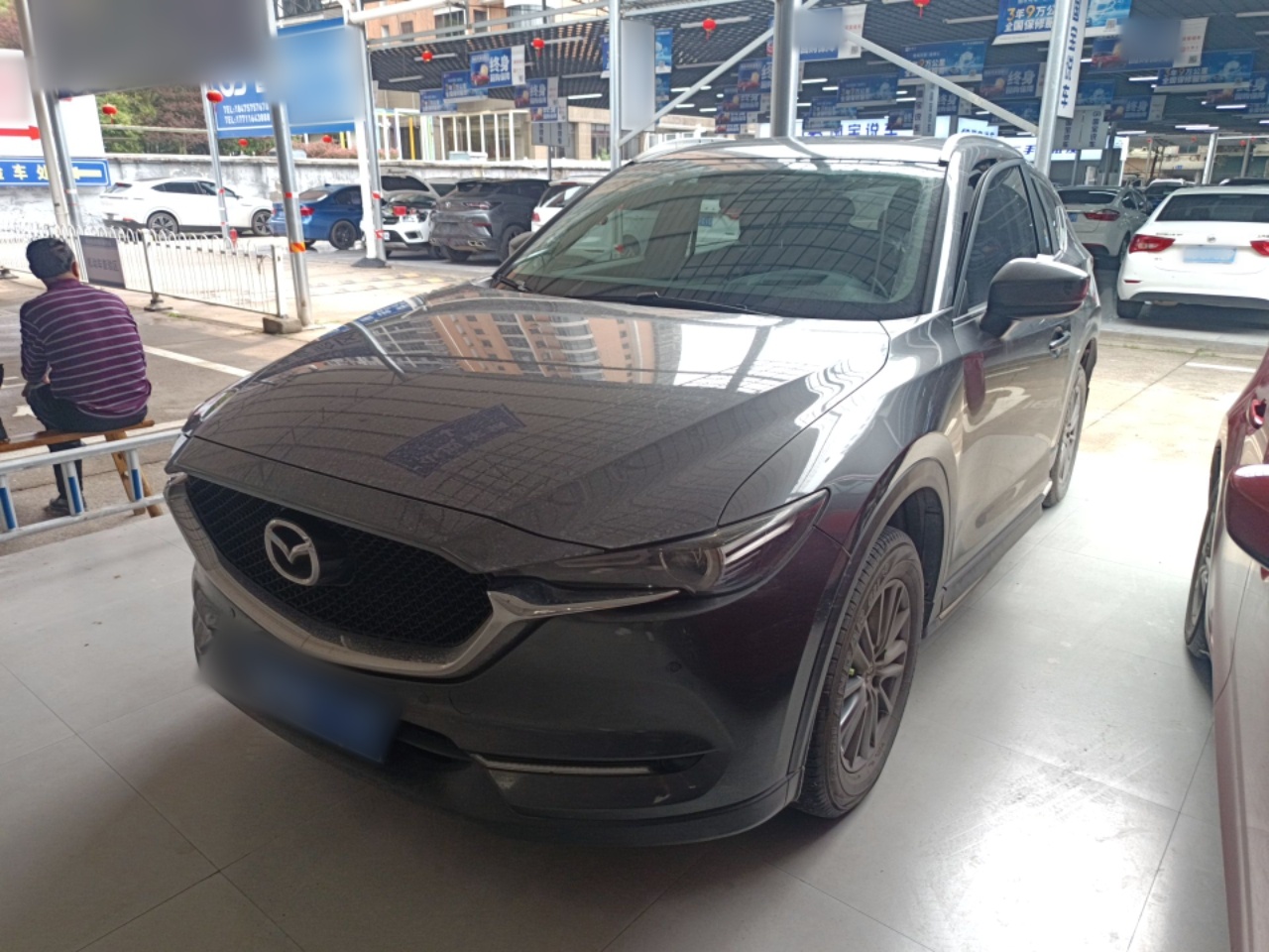 تحت مقدمة السيارة