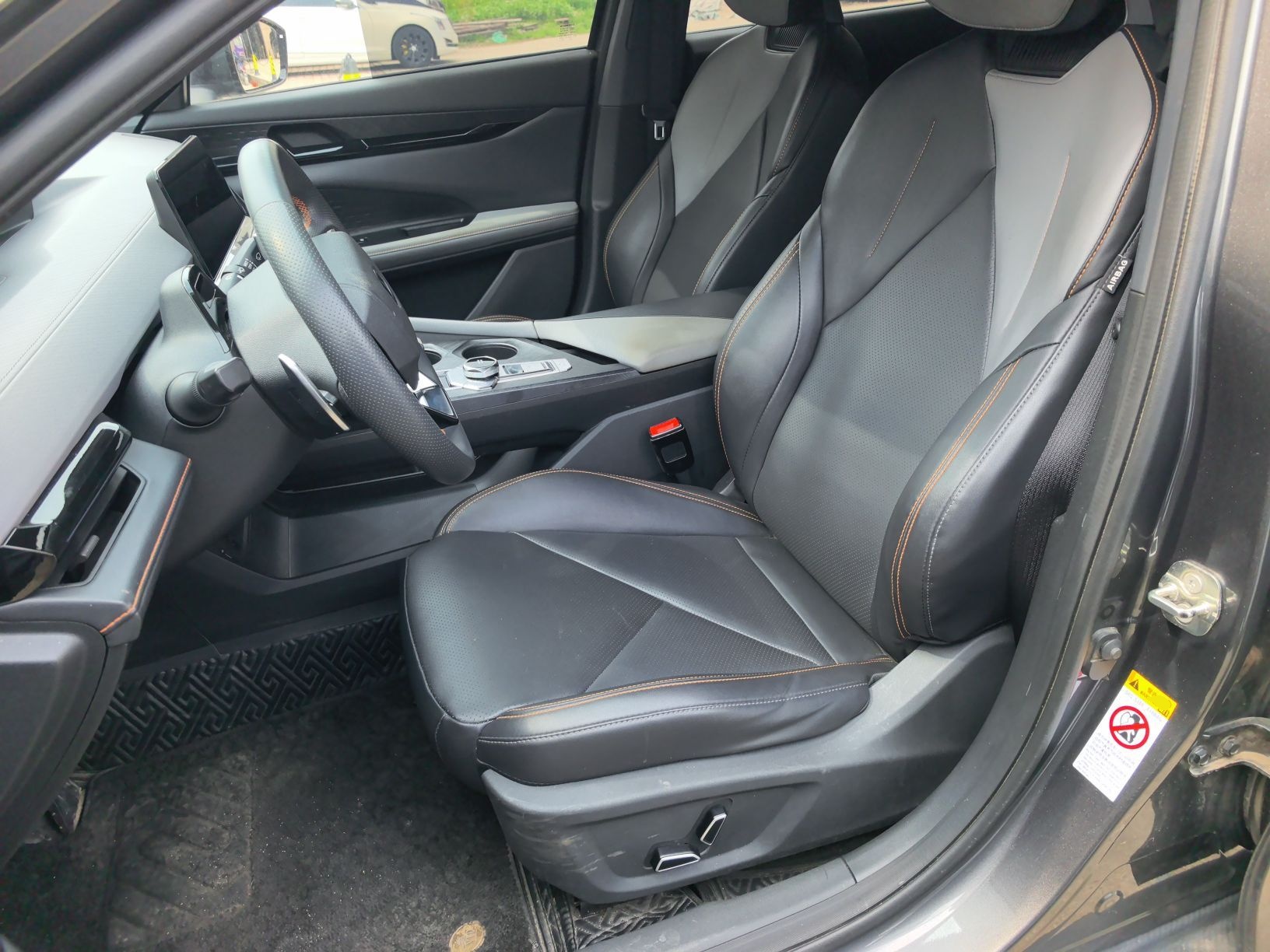 Переднее сиденье в автомобиле