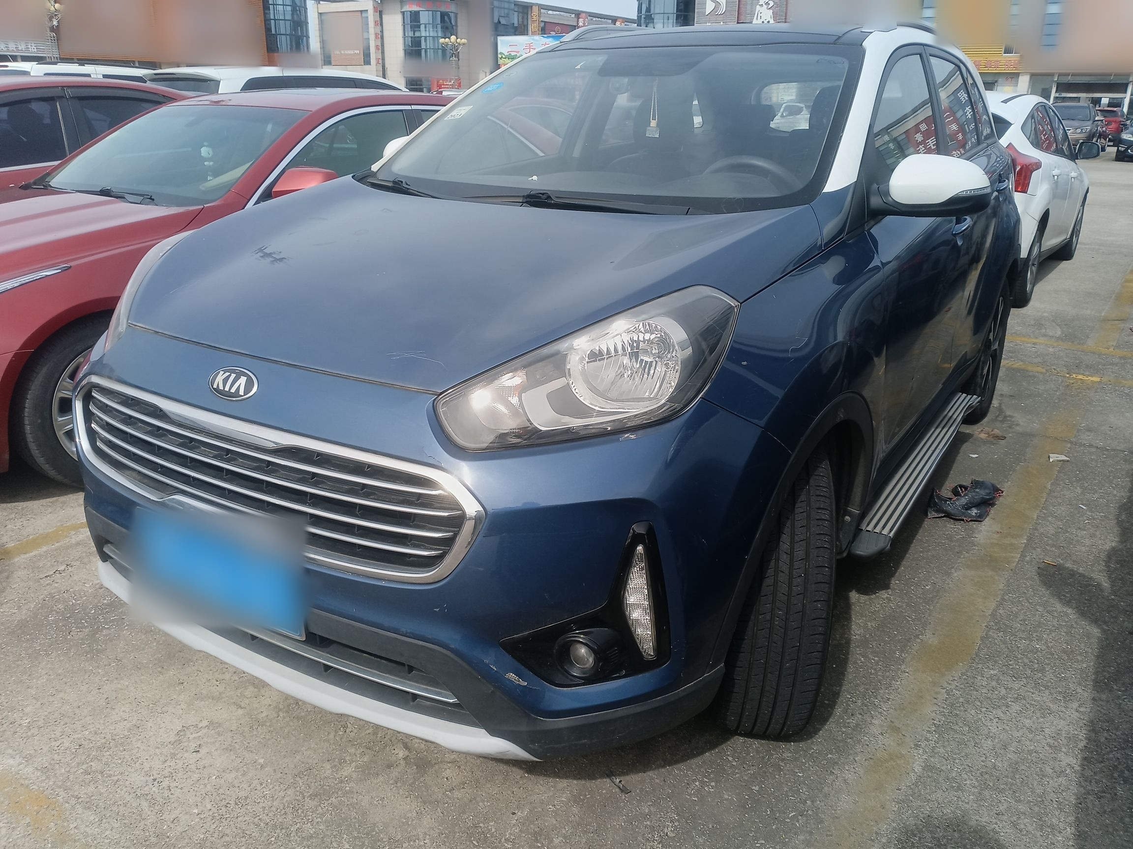 تحت مقدمة السيارة