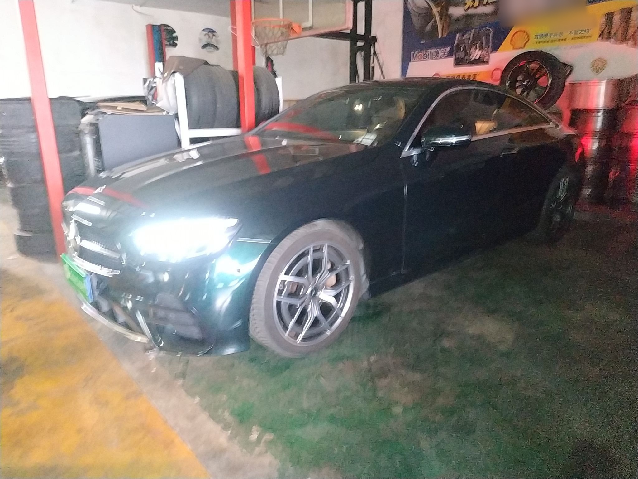 تحت مقدمة السيارة