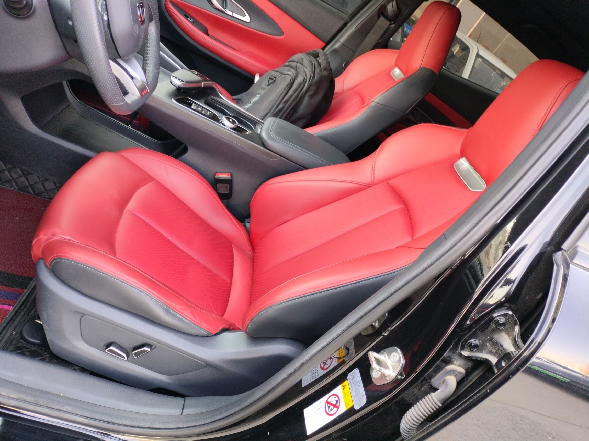 Переднее сиденье в автомобиле