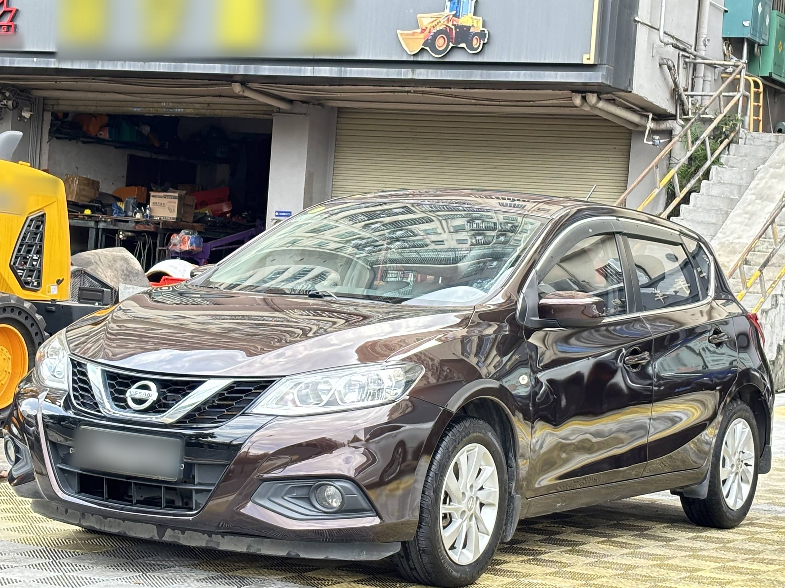 تحت مقدمة السيارة