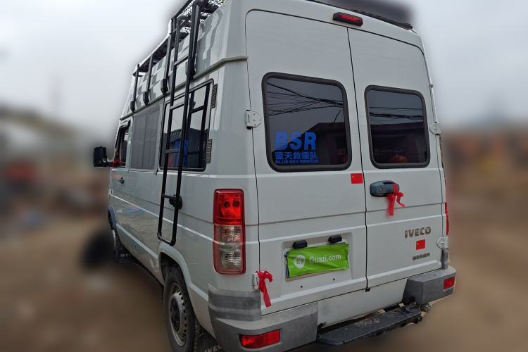 Used Iveco Daily 2020 2.5T A35 Passenger Van Single-Tire Mid-Roof Design 5-9 Seats with Sliding Side Door Meeting China V Emission Standards
