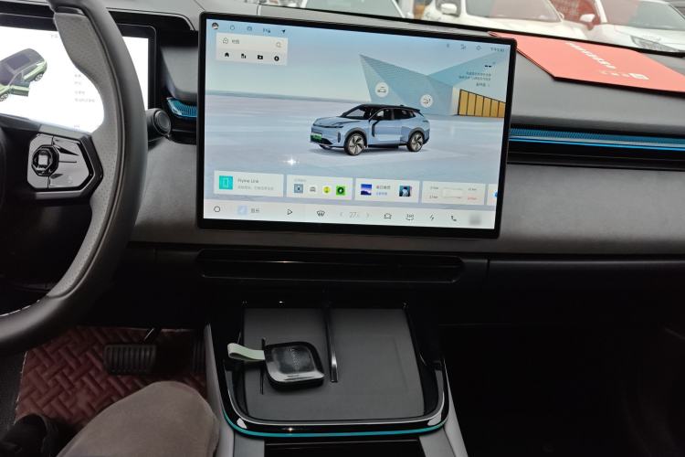 Used Lynk & Co 08 EM-P 2025 220 km All-Wheel-Drive Performance Halo Audio And AC Panel