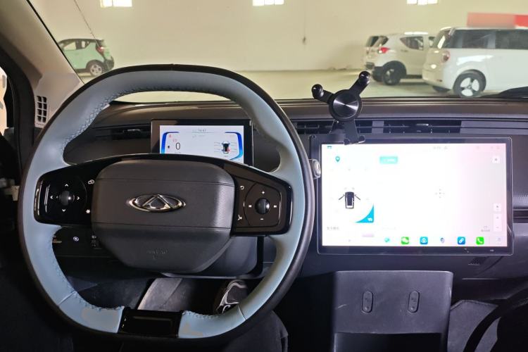 Used Chery New Energy Boundless Pro 2022 301km LingShou Edition Lithium Iron Phosphate Center Console