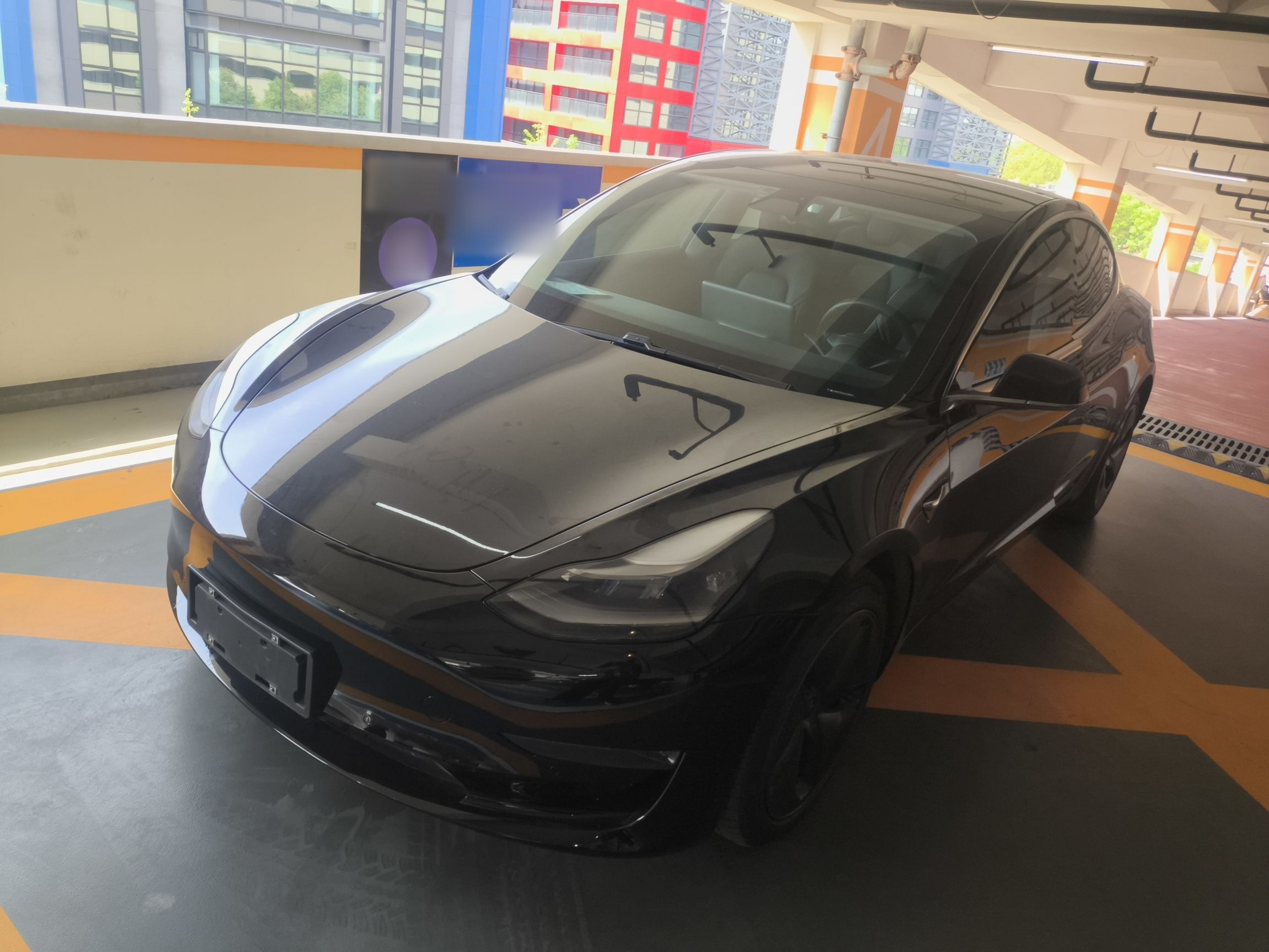 Под передней частью автомобиля