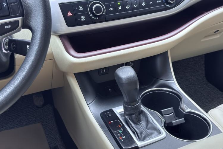 Used Toyota Highlander 2017 2.0T Four-Wheel Drive Elite Edition 7-Seater Interior 4