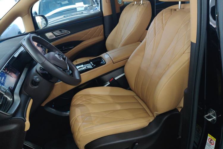 Used Denza D9 2025 DM-i Intelligent Drive 1020 Four-Wheel Drive Prestige Model
