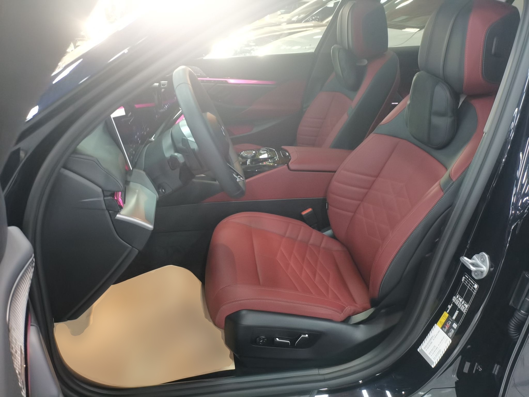 المقاعد الأمامية داخل السيارة