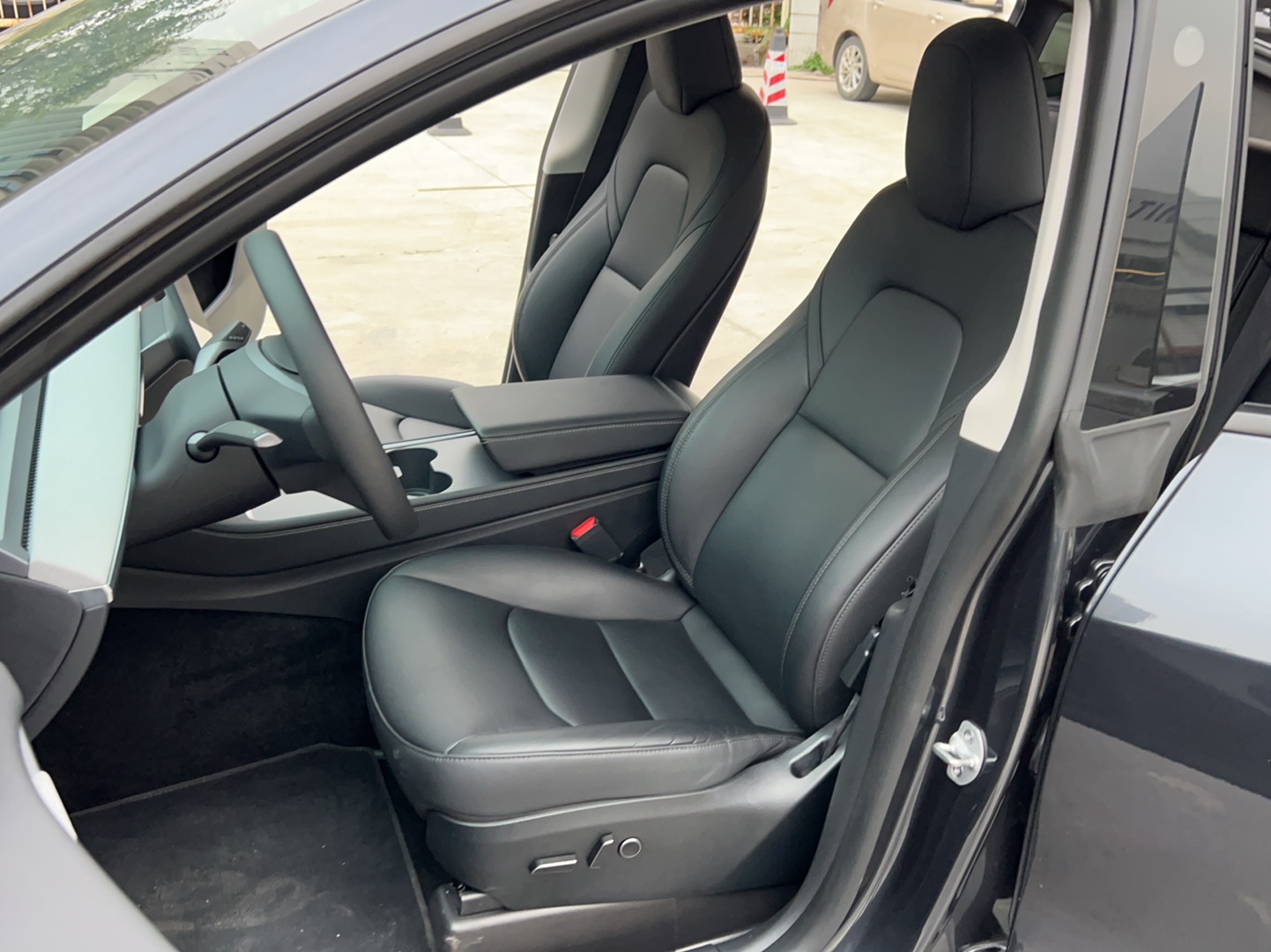 Переднее сиденье в автомобиле