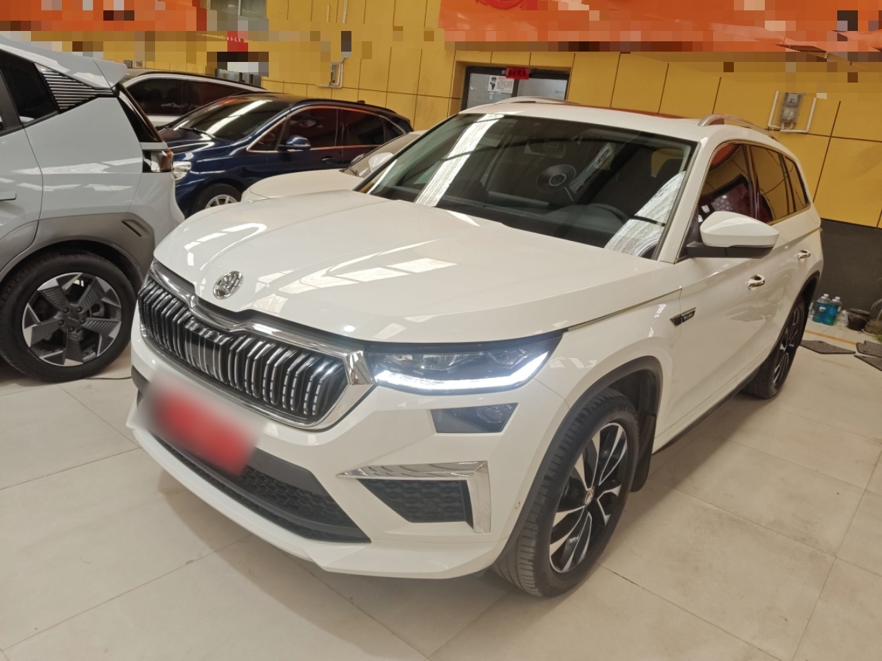 تحت مقدمة السيارة