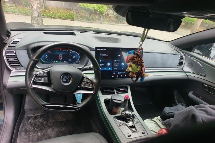 Used BYD Han 2022 EV 610 km All-Wheel-Drive Qianshan Cui Limited Edition Center Console