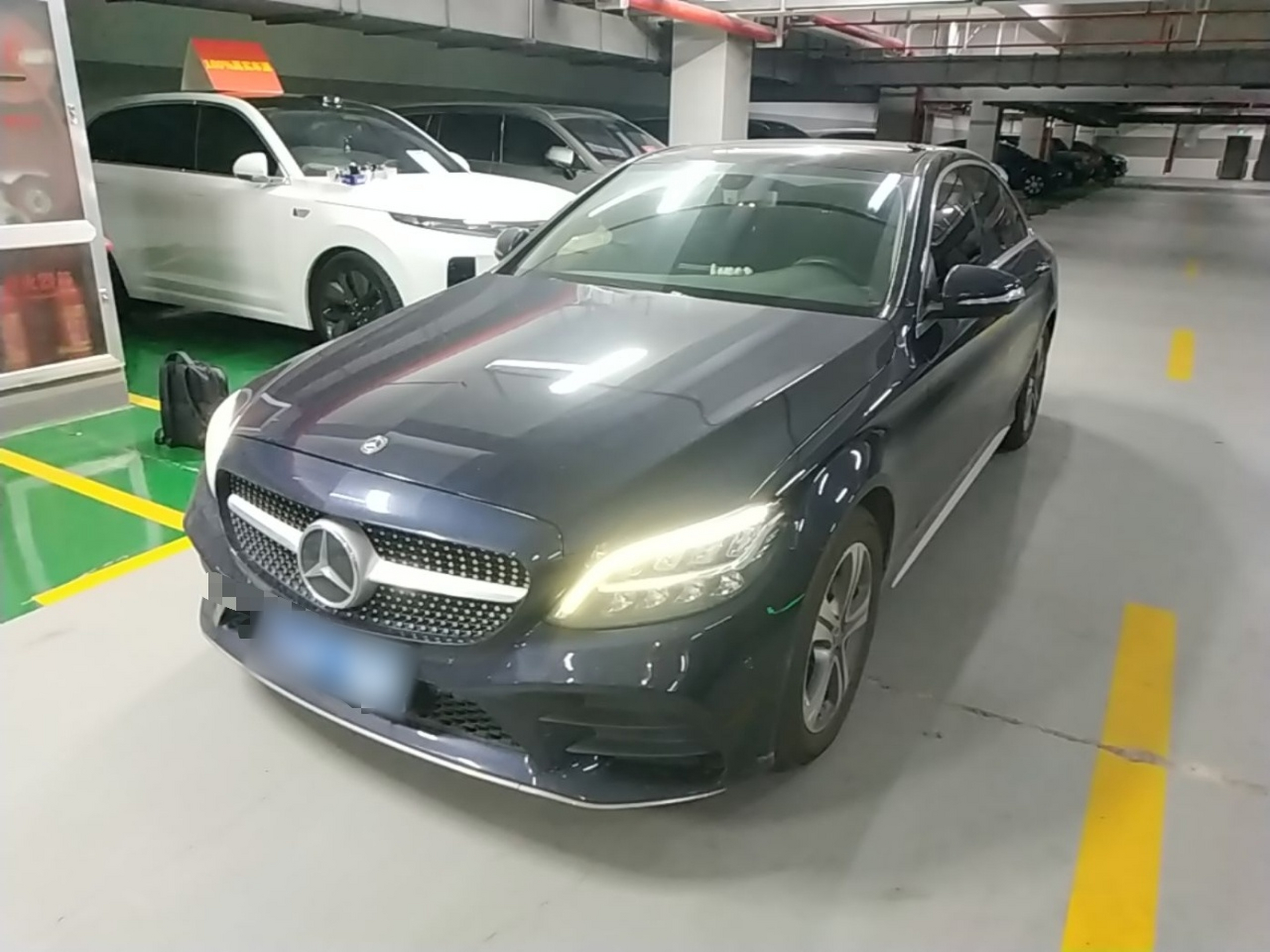 Под передней частью автомобиля