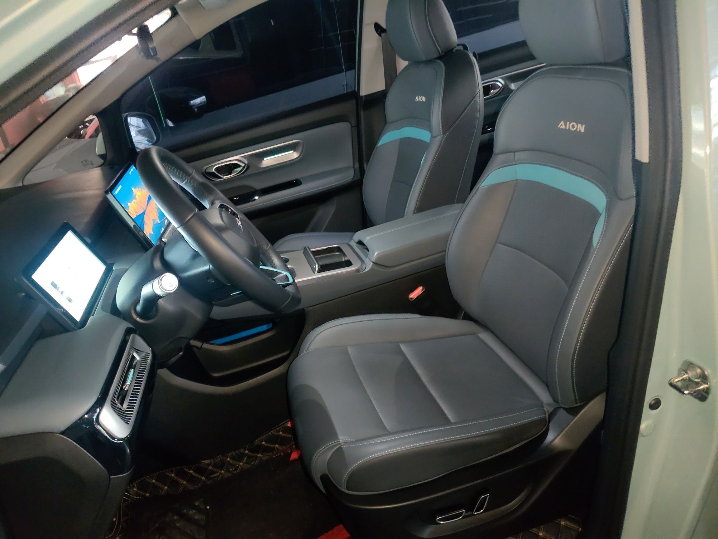 المقاعد الأمامية داخل السيارة