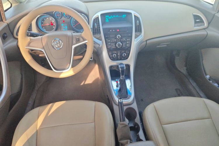 Used Buick GT 2013 GT 1.6L Automatic Fashion Edition Center Console