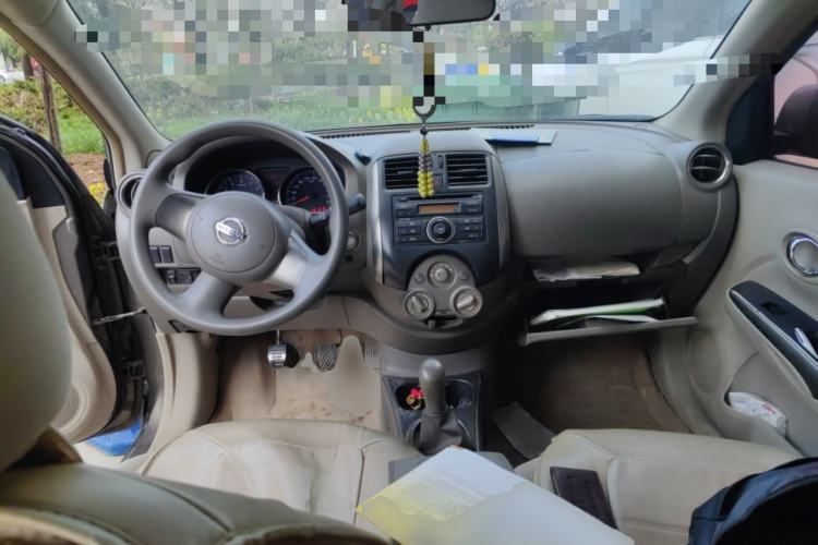 Used Nissan Sunny 2011 1.5XL Manual Deluxe Edition Center Console